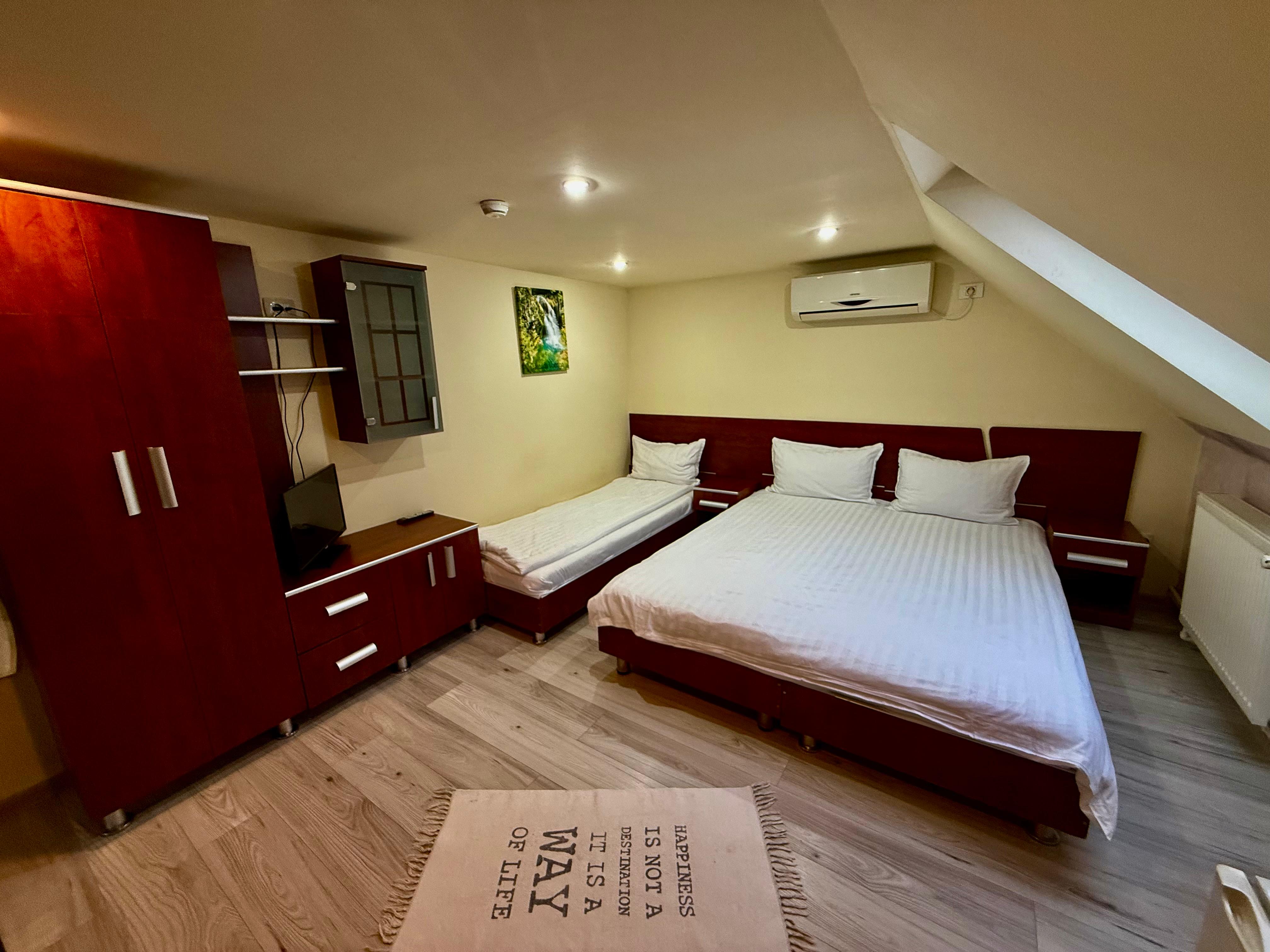 Cameră Triplă Mansardată (2 camere) - Imagine2