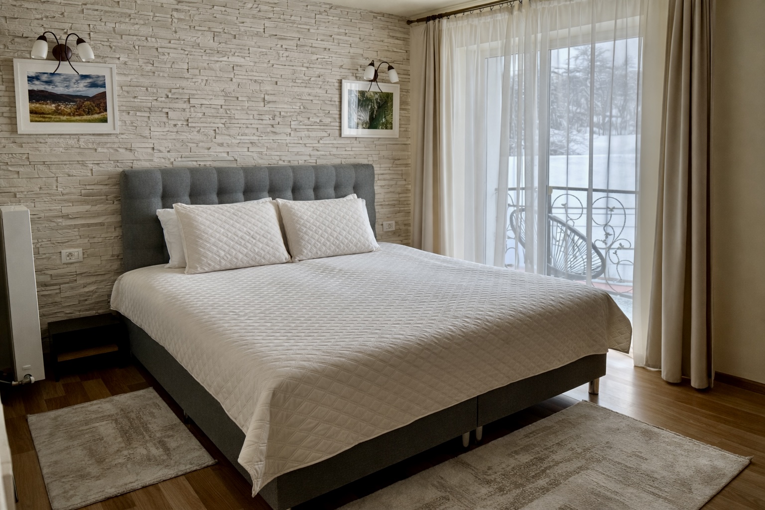 Cameră Matrimonială cu Balcon (4 camere)